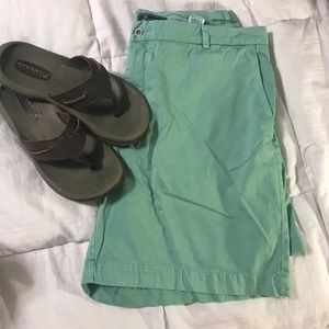 Men’s Southern Tide green shorts